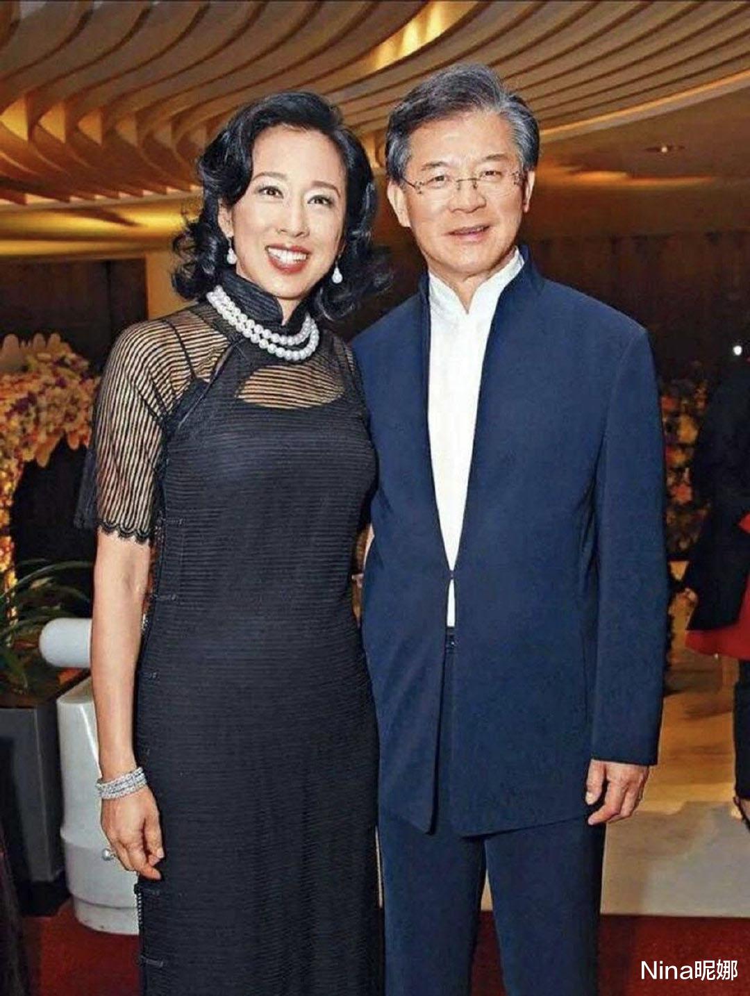 Nina昵娜|姜还是老的辣！63岁朱玲玲高调为晚辈们打call，穿旗袍输年龄赢穿搭抢尽风头