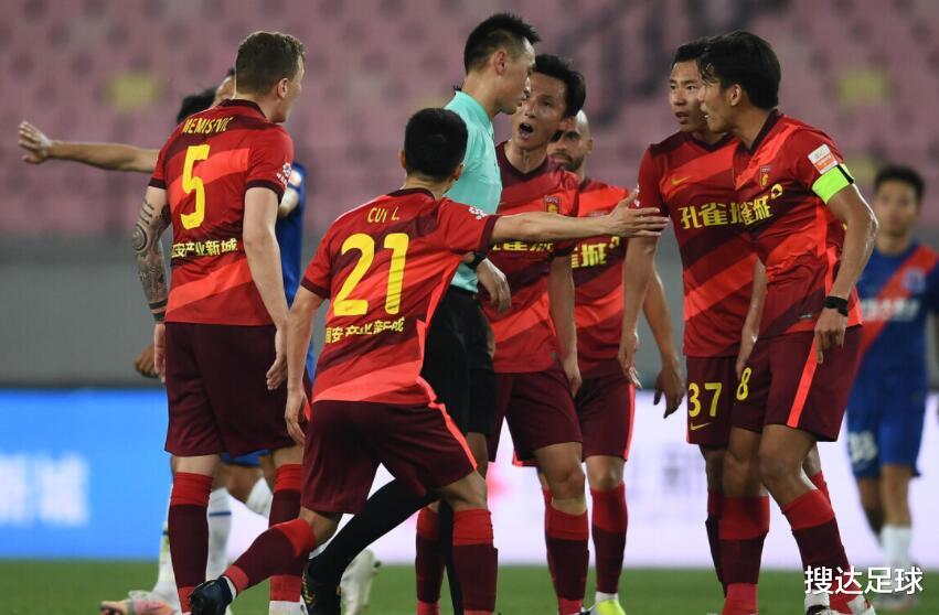 點(diǎn)球|中超又1巨大爭議！主裁判被7人圍攻：明顯點(diǎn)球不判+導(dǎo)演壓哨絕平