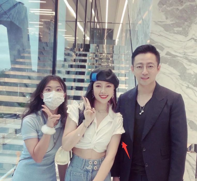 汪小菲|汪小菲离婚后更受欢迎，与粉丝贴身合照不避嫌，超越了安全距离