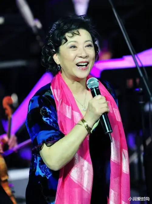 小润爱时尚|王馥荔优雅老去真时髦,身材发福了穿衣也端庄显瘦,真适合妈妈们