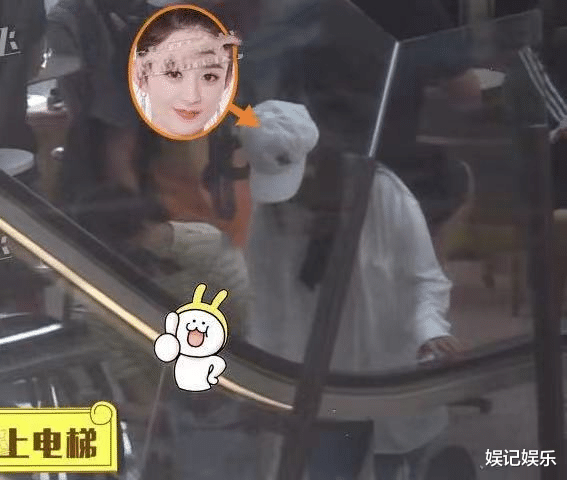 贝克汉姆|冯绍峰带儿子外出，跟赵丽颖离婚后过得很洒脱，2岁想想很懂事