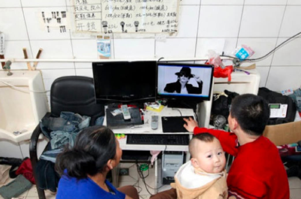 歪妈亲子故事|民工夫妇在公共厕所安家,一住就是5年,网友:考虑过孩子吗?