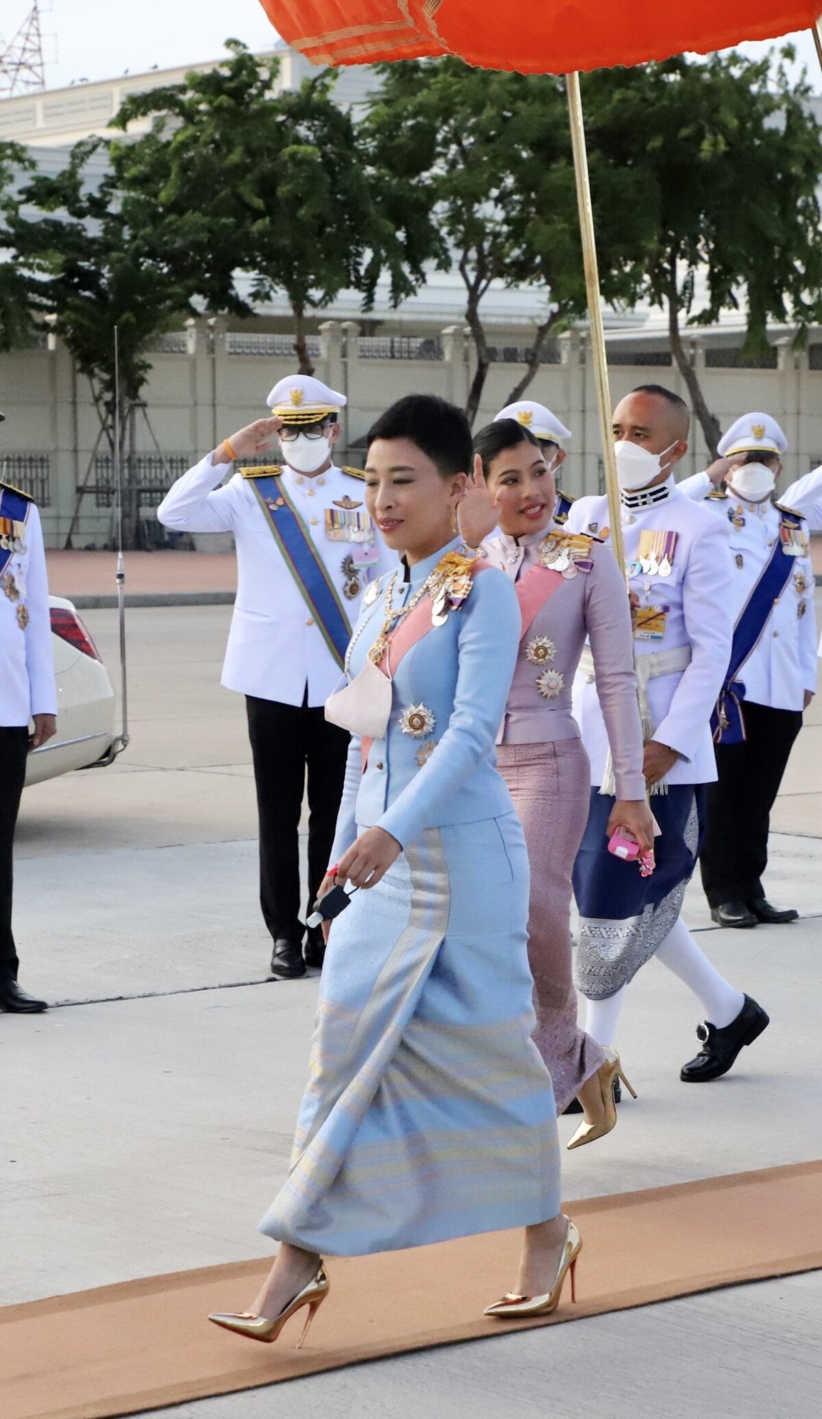 全球时尚风行 泰国俩公主的衣品翻盘!大公主穿紫鸢花色超美,神兽公主扮嫩取胜