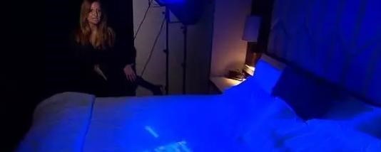 女孩|女孩为得知酒店换不换床单，退房前用荧光笔做记号，第二天懵了