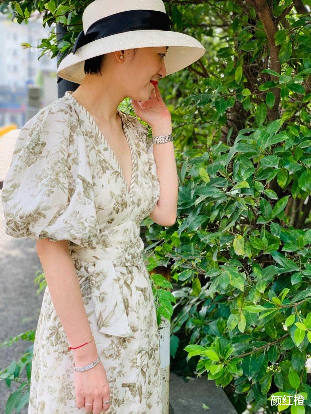 颜红橙|早秋不要乱穿衣,一袭碎花连衣裙温柔又大气,适合奔四奔五的女性