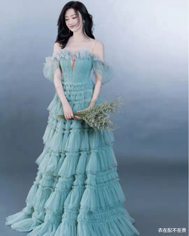 景甜|33岁景甜确实敢穿，海报却遭央视PS，P图技术真可谓天衣无“缝”