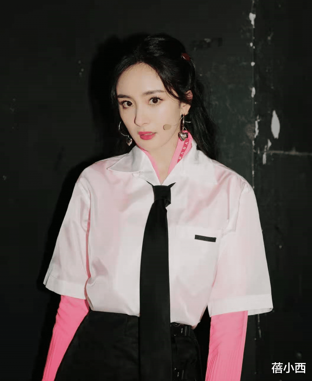 蓓小西 杨幂真厉害,35岁穿运动套装配毛线帽像个大学生,果真是逆生长