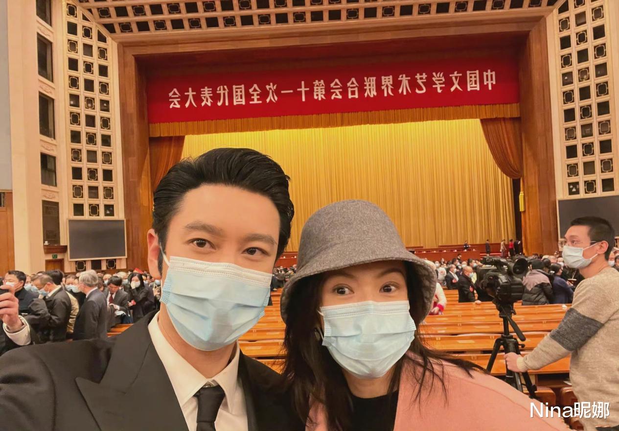 埃博拉疫情|章子怡文代会受追捧！穿大衣戴帽低调现身，被央视主持海霞要签名