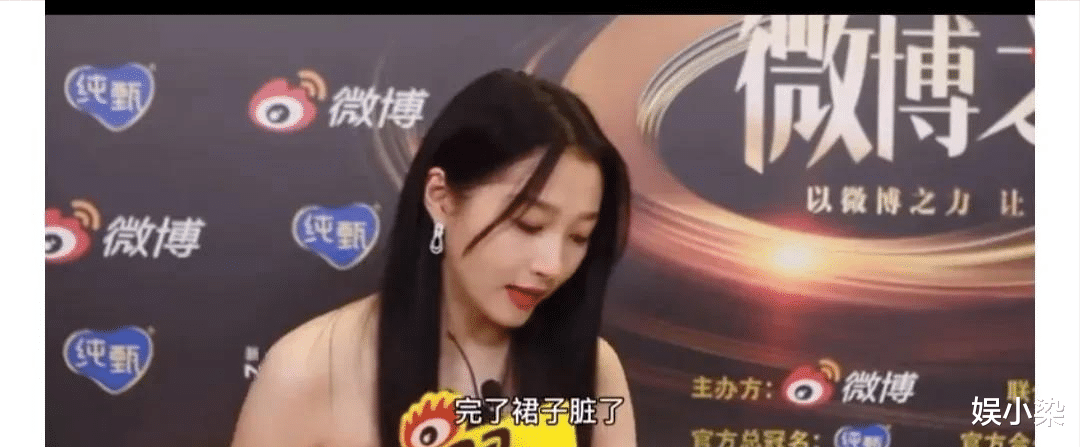 叶秋|24岁关晓彤雨天走红毯,不小心弄脏5位数礼服?苦笑自己得赔钱