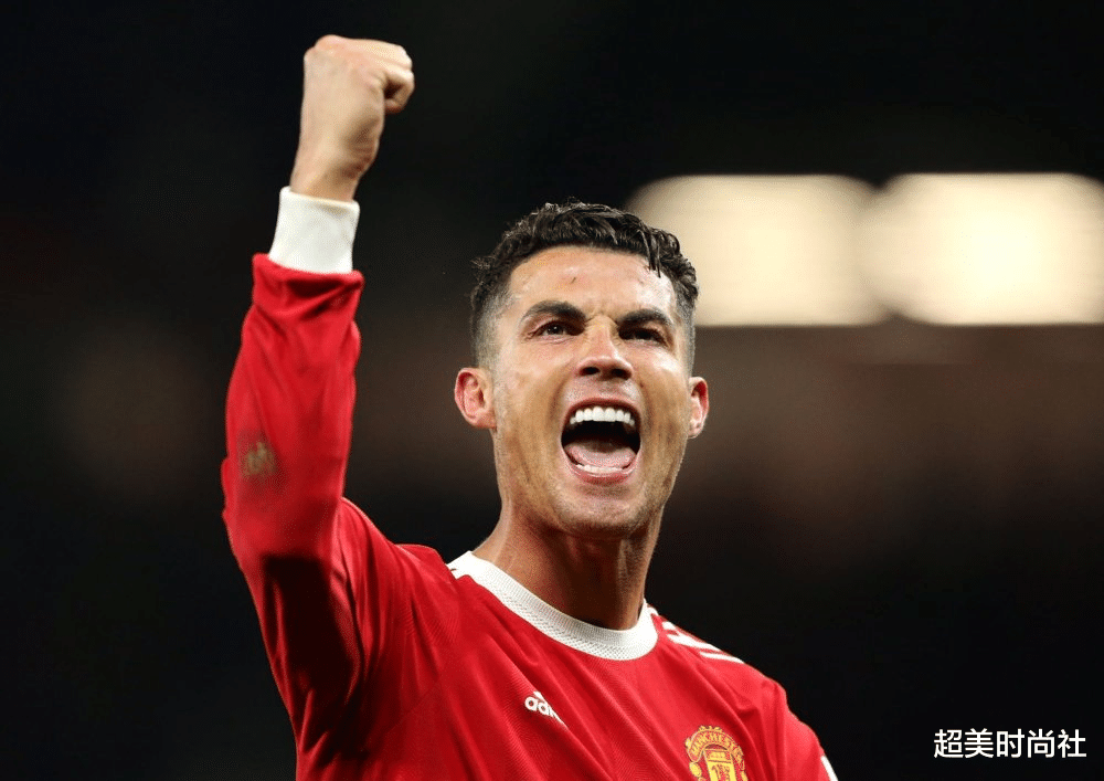 超美时尚社 C罗公布女友怀双胞胎，五次当爹身材似小伙，曾直言想要7个孩子