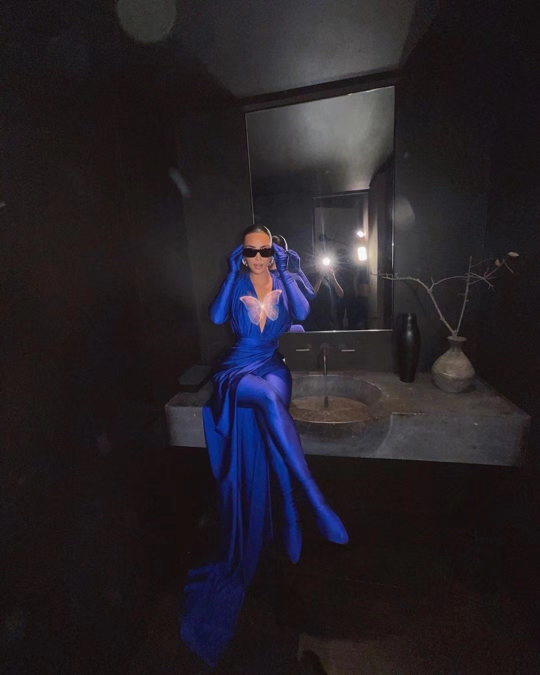 新·奥特曼|金卡戴珊的性感美照曝光！衣领开到肚脐眼真敢穿，紧致曲线让人羡慕