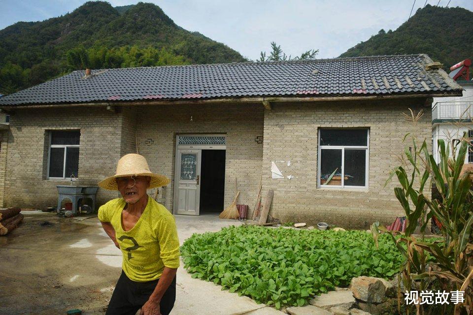 大爷 69岁大爷卖柴卖工养“弃婴”23年，终身不娶，看生活成啥样