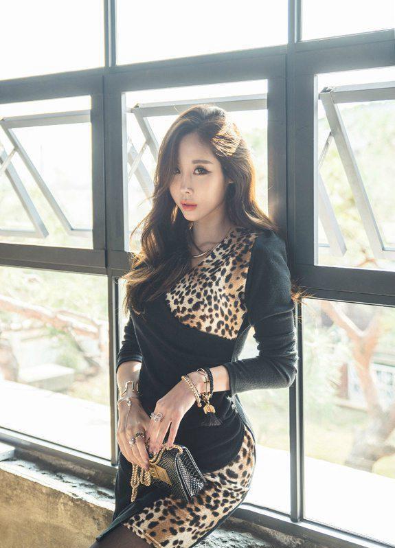 百里守刖|黑色的豹纹拼接的连衣裙知性又不失女性的优雅优雅