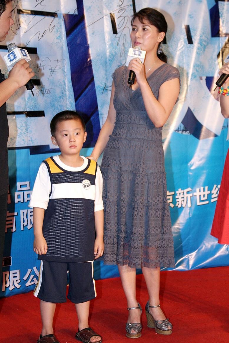 白小白的衣橱|李幼斌夫妇同框挺和谐，两人都穿黑色，妻子史兰芽穿波点挺显嫩