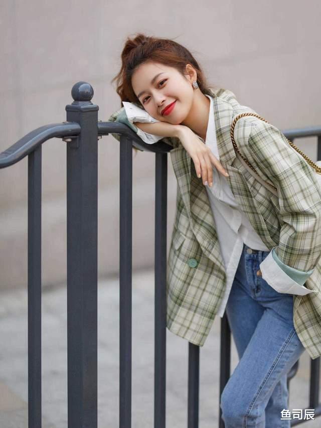 鱼司辰|秋天不穿裙子也很浪漫，针织开始搭配牛仔裤优雅大气，高级时髦