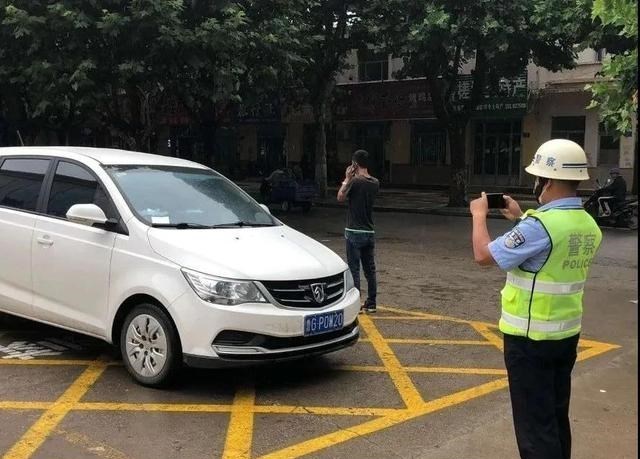 奶豆说育儿|嚣张至极！女子违停被贴罚单，破口大骂交警是“苍蝇”