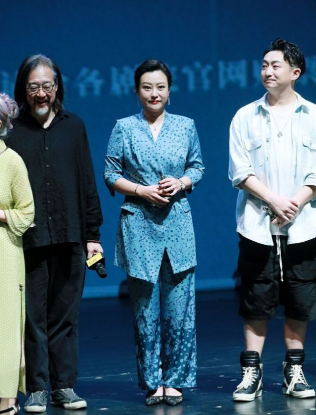 潮流前沿|郝蕾中年发胖也很美！穿大码国风套装巧收腰，雍容华贵又显瘦