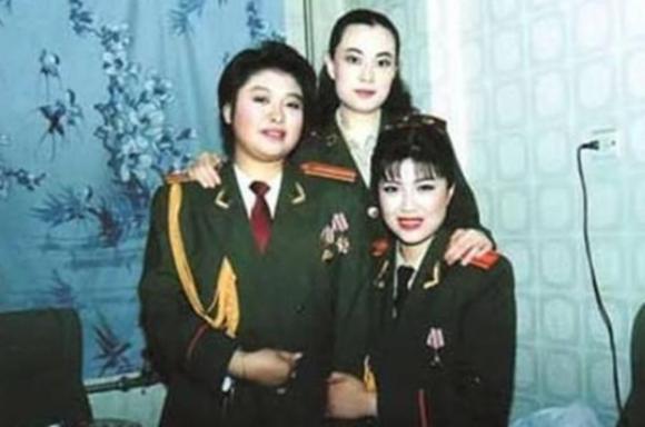 韩红|韩红自称年轻时是校花，本以为是开玩笑，看到18岁照片我相信了