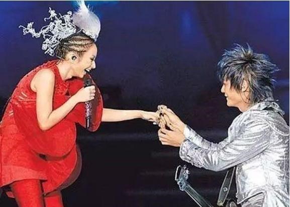 阿沁|踢走主唱找个“替身”想翻红，快凉了才喊话原唱，网友：真尴尬