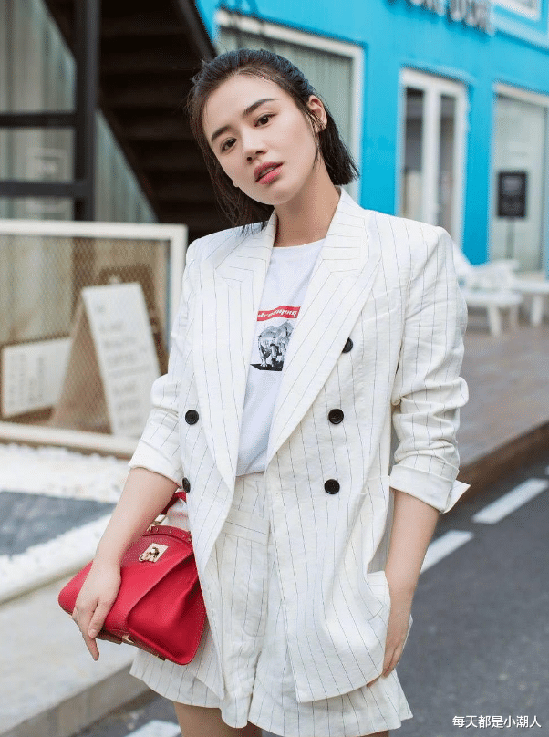 穿衣搭配|马思纯减肥成功穿衣好高级，粉外套却配绿内搭，营造违和的时尚感