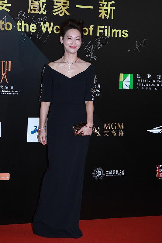 BiuVogue|惠英红穿国产短袖出门，低调搭配更高级，怪不得路人缘这么好