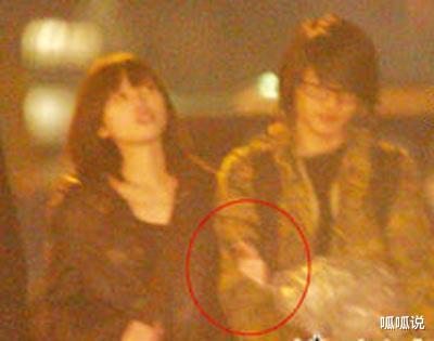 金莎|金莎求黄圣依介绍男友，多年绯闻不断却一直单身，只能怪经纪公司