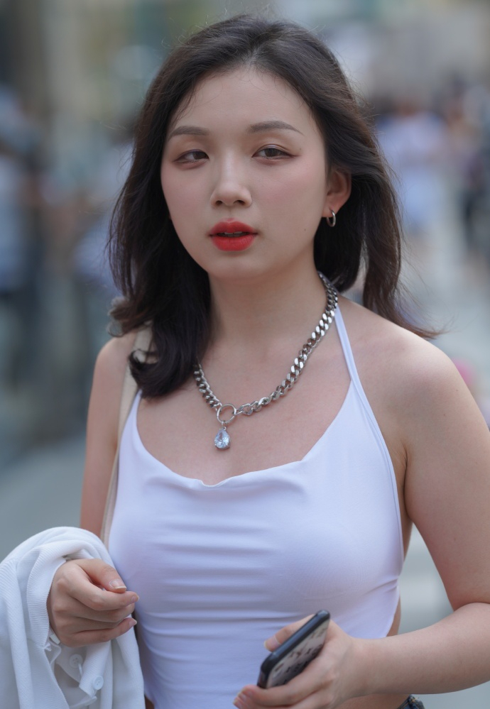 坎叔说时尚|吊带真的是爱美女士的“神器”，既能让造型好看，又清凉舒适！