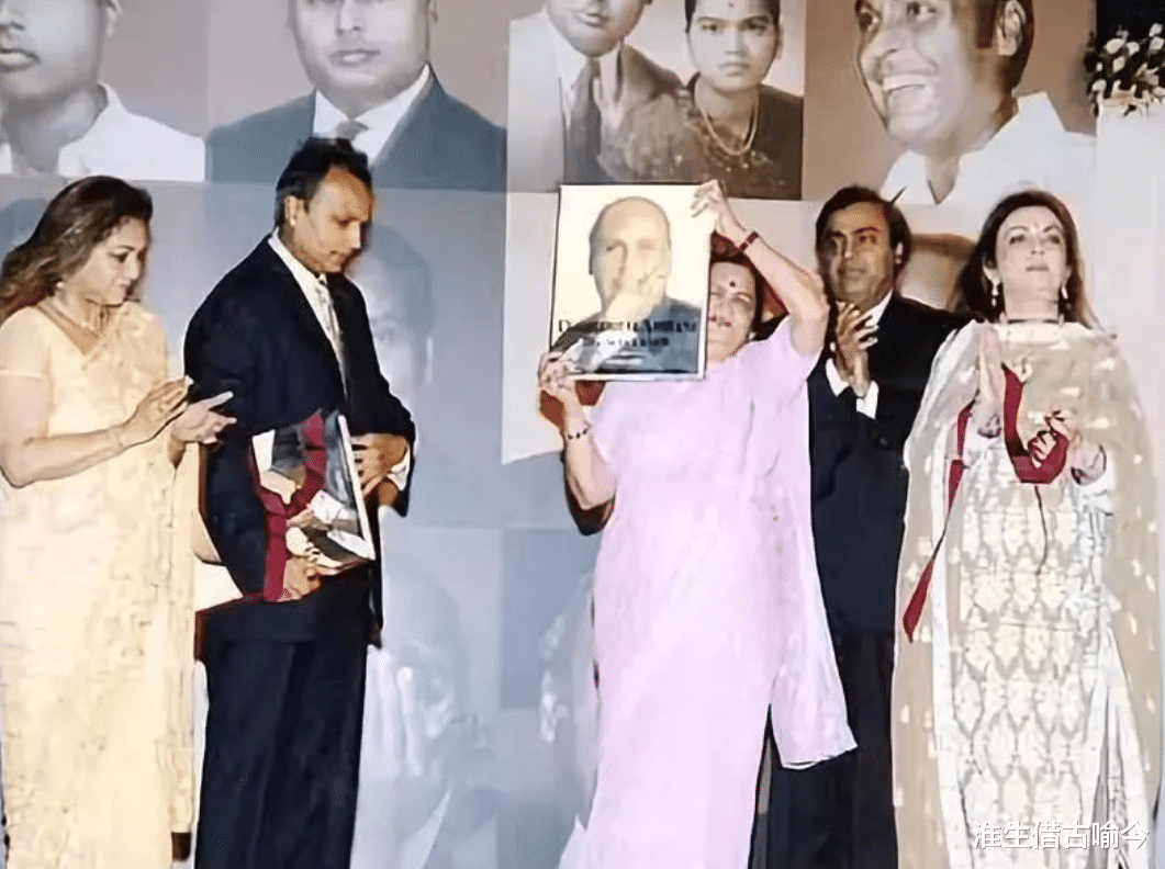 印度 印度首富之妻一脸旺夫相，帮丈夫争遗产，穿粉裙扮嫩鼻子挂祖母绿