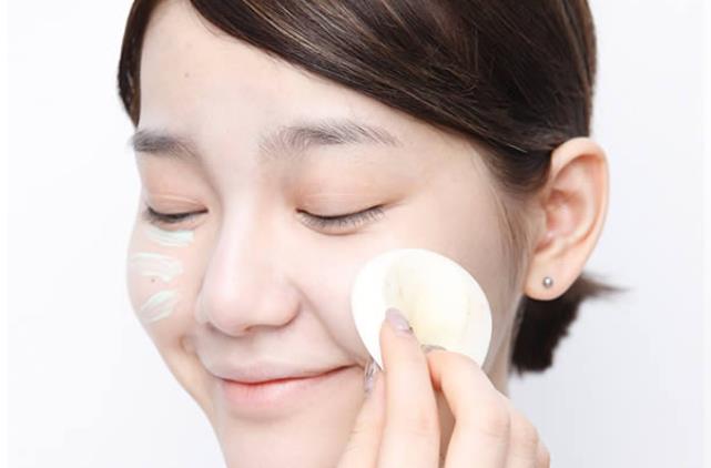 齐刘海|化妆后起皮、斑驳、卡粉？选对“妆前乳”很重要，这份攻略请收好