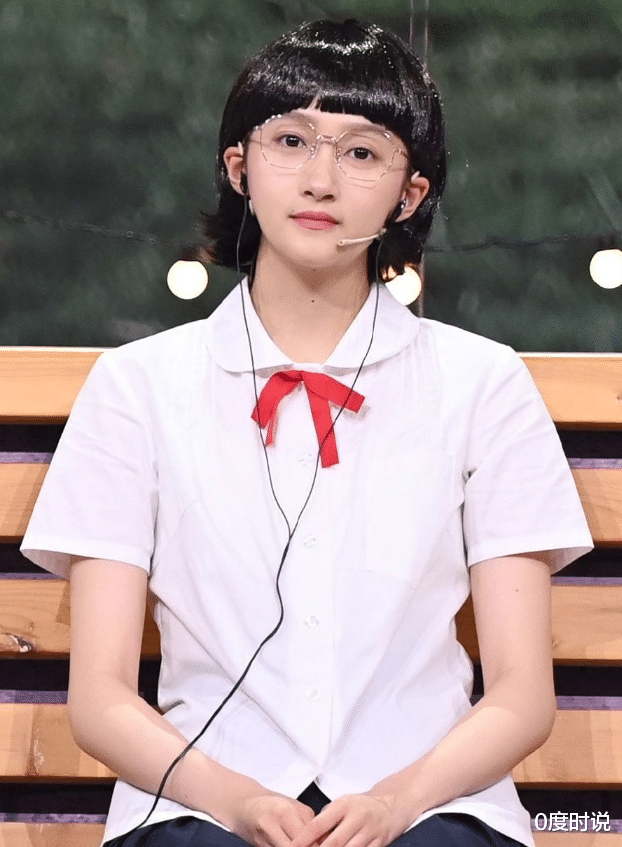 关晓彤|关晓彤为证明腿长穿“三分裙”，当她坐下时，真是捏了把汗