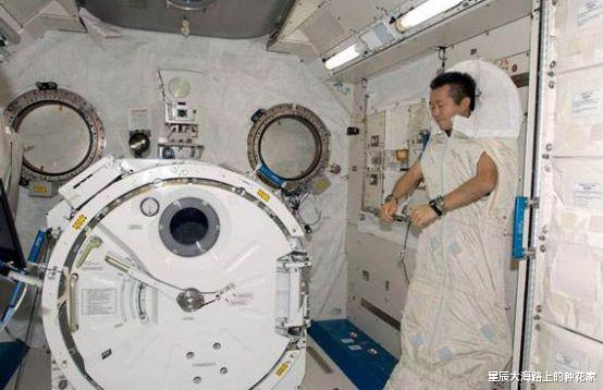 宇航员被迫睡在一起,美媒:垃圾堆!中国空间站像苹果专卖店