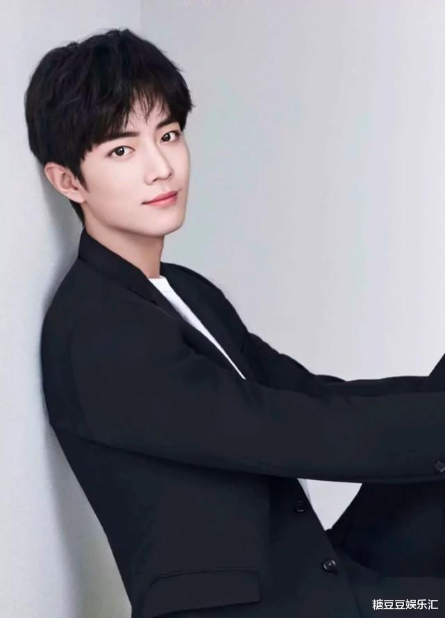 肖战|肖战晒丸子头自拍，给敖子逸发搞笑表情包，网友：皮皮战回来了