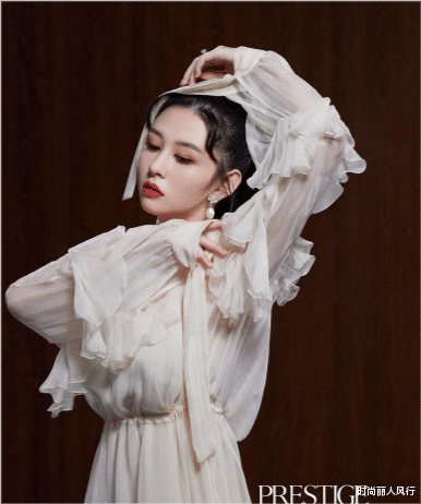 时尚丽人风行|邱淑贞女儿靠美貌出圈!穿格纹套装变顶级名媛,气质却不及邱淑贞