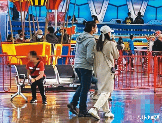 刘诗诗|吴奇隆携一家三口出游，刘诗诗蹲着与儿子互动，2岁步步全身照首曝光