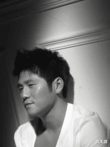 曹格|曹格妻女近照曝光：母女玩自拍，11岁女儿高颜值好身材不输妈妈