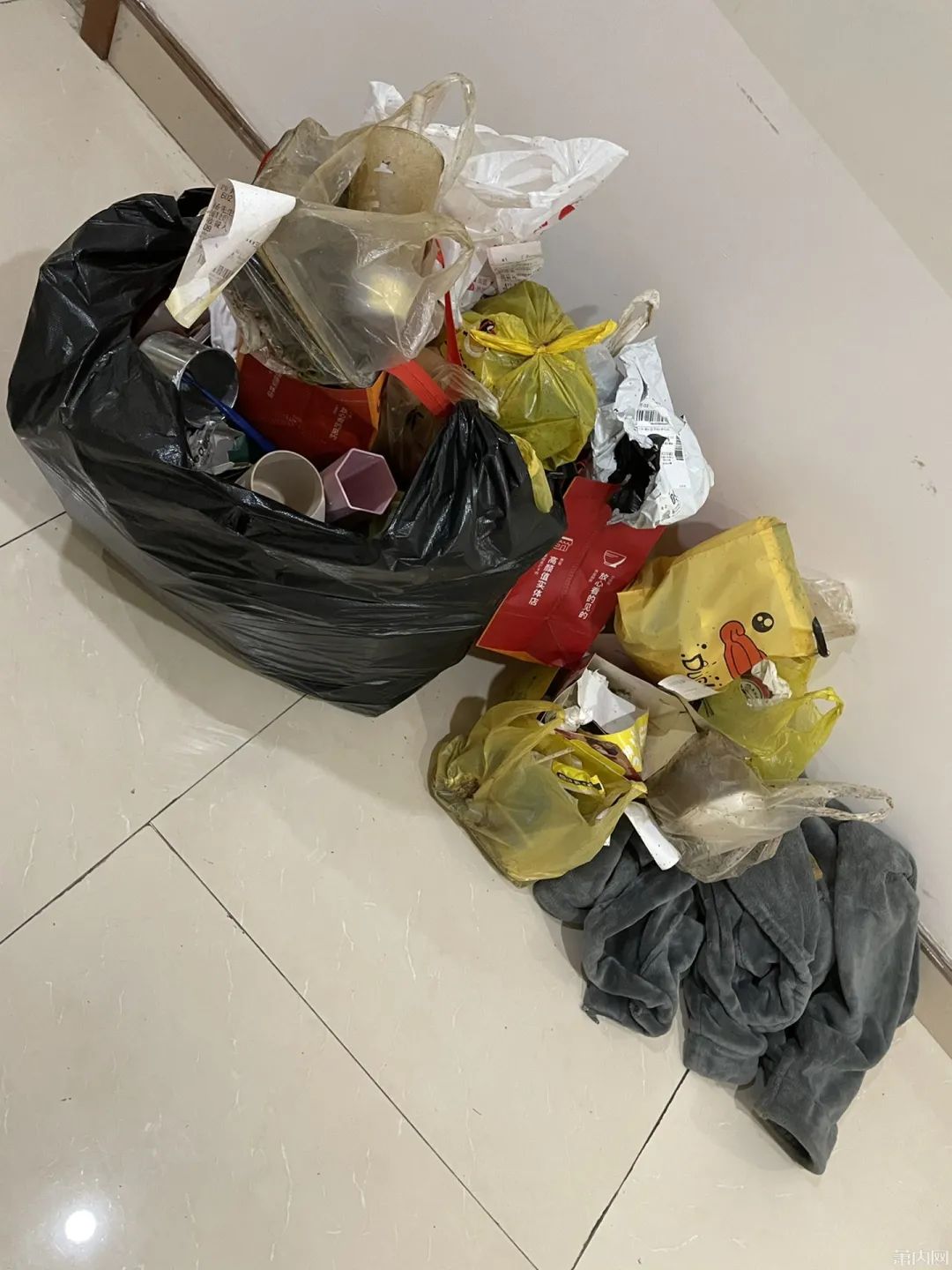 租客退租后房间一塌糊涂，现场不堪入目，网友看完也坐不住了