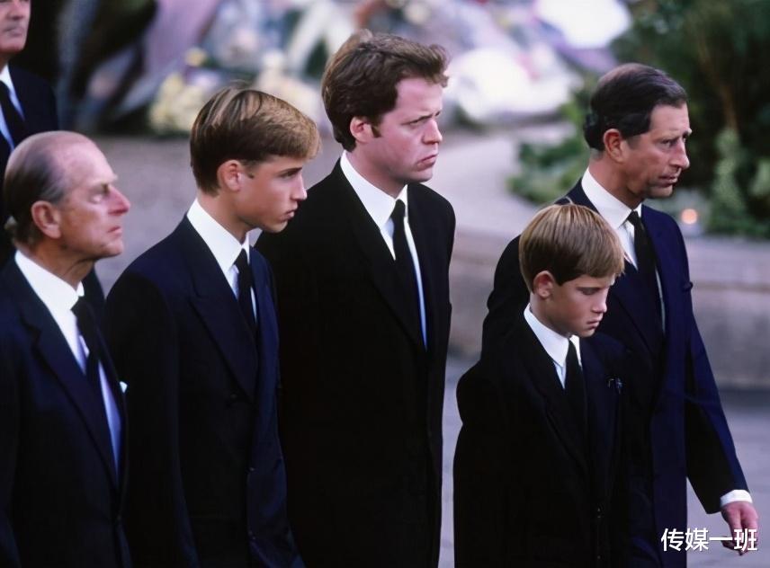 戴安娜王妃葬禮上4個男人的微表情，查爾斯不耐煩，威廉滿眼仇恨-圖3