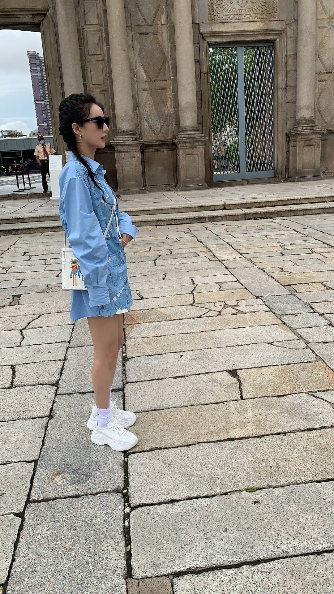 何有强|35岁的薇娅优雅温婉，穿一件黑色的改良式旗袍走机场，精致洋气