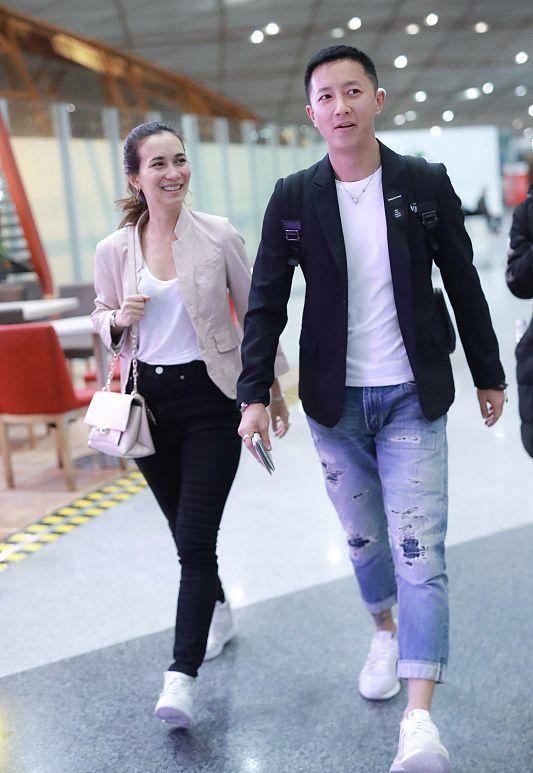 白小白的衣橱|卢靖姗五官真立体,顶着素颜和韩庚出门也不在乎,但假胯宽真明显