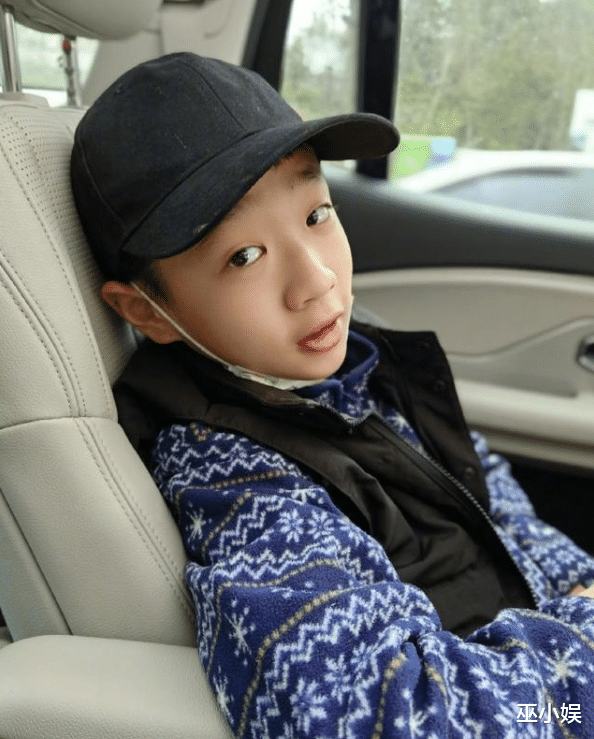 杨阳洋|杨威儿子杨阳洋长残？面相成熟身材瘦小，与小时候判如两人？