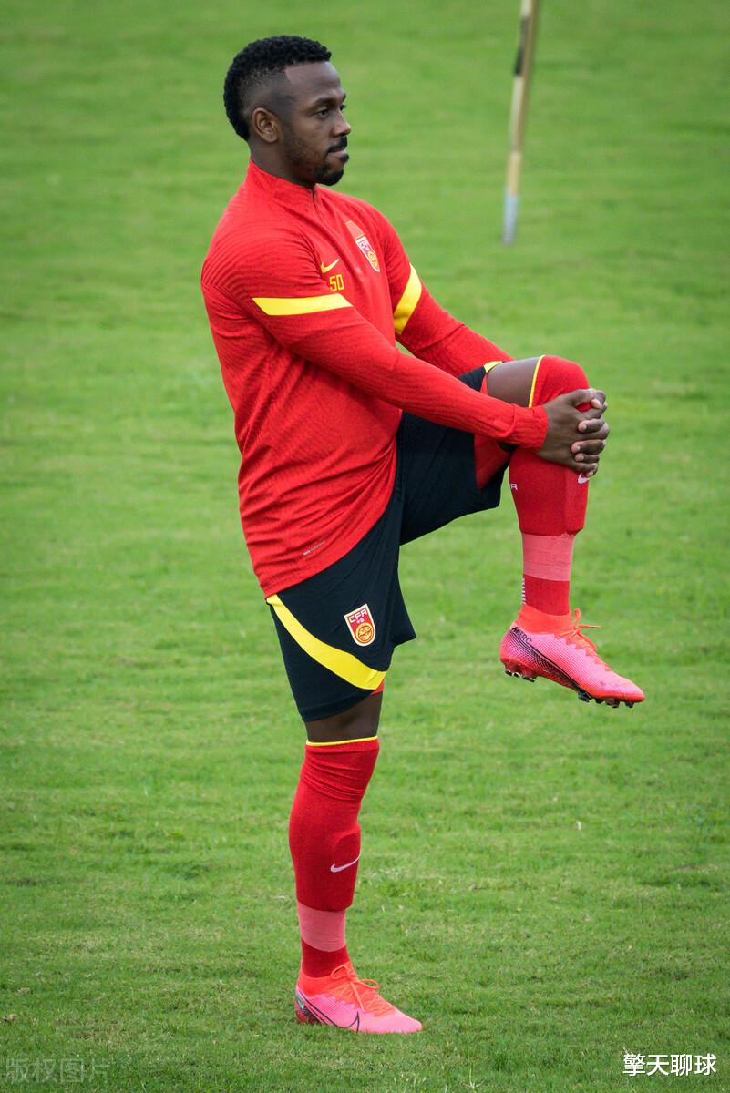 国足|官宣!费南多伤退,国足紧急征调谭龙,但谭龙的表态却引起争议