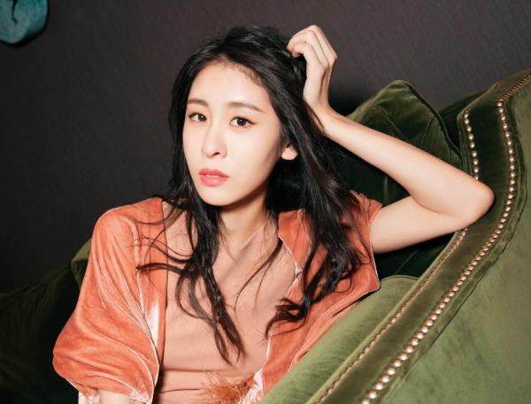 张碧晨|华晨宇抱娃被拍，孩子被打扮成“小公主”，正脸出镜像极了张碧晨