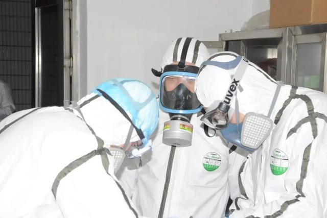 生活报 面对腐尸上令人作呕的蛆虫，他拿起来量了量长度