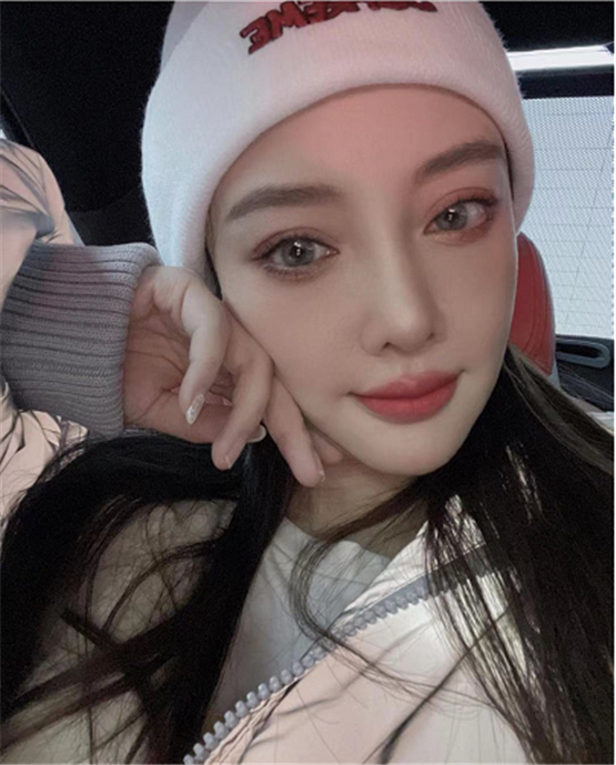 李小璐|40岁李小璐素颜出镜，双眼皮太假脸又绷显老，网友直呼认不出