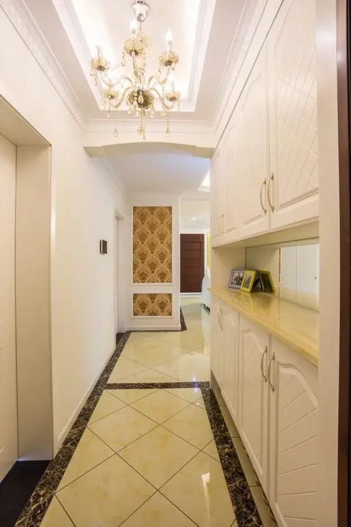 刚装修的145平新房，砸了30万，老婆非要在玄关装吊顶