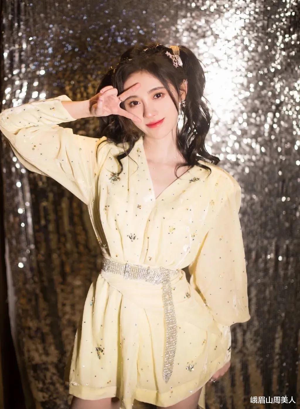 峨眉山周美人|别再穿百褶裙了,今夏流行的是“瘦瘦裙”,显瘦还减龄,谁穿谁美