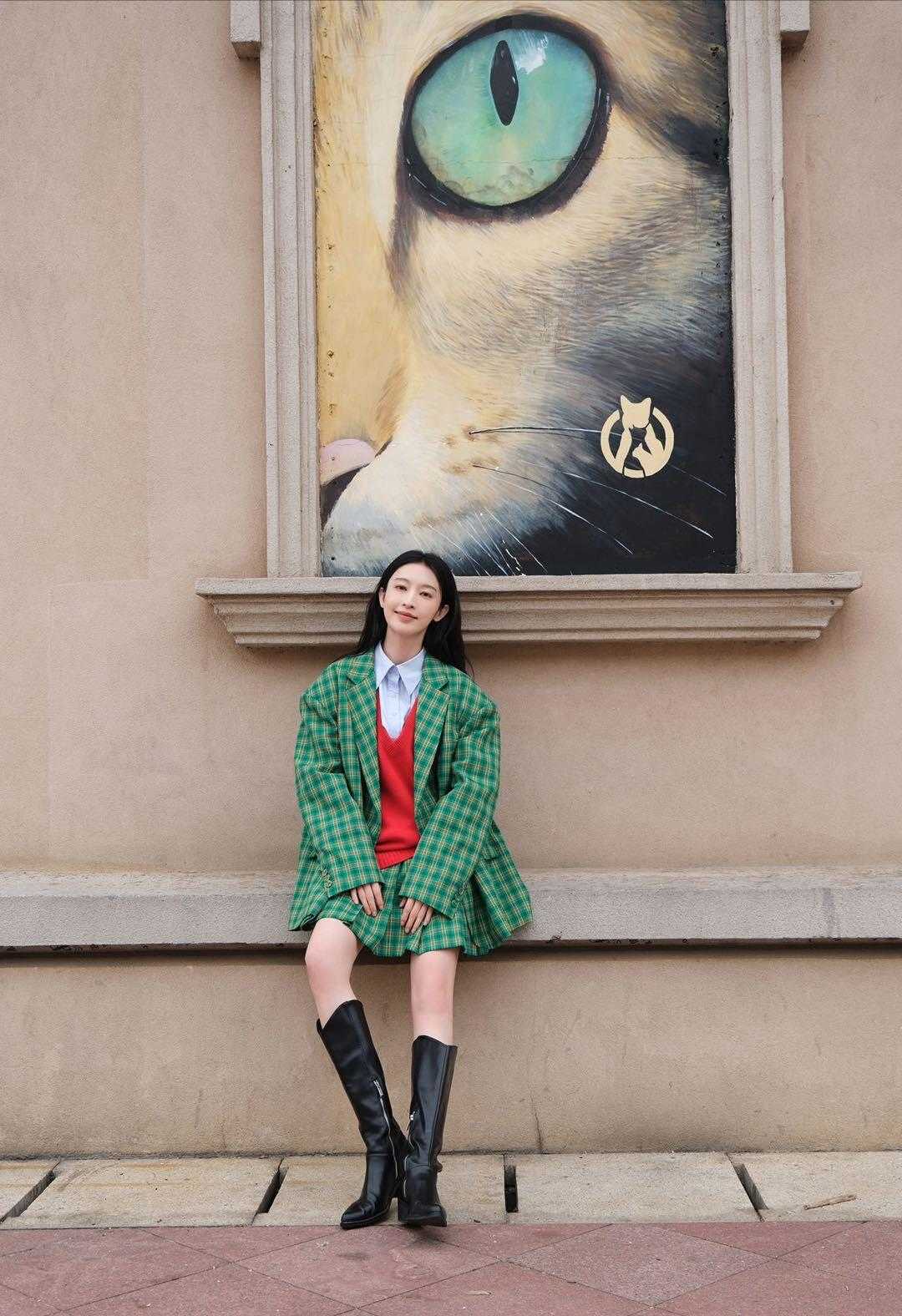 穿衣搭配|张俪真敢穿，“液体衣”搭黑色半身裙精致优雅，身材高挑不输超模