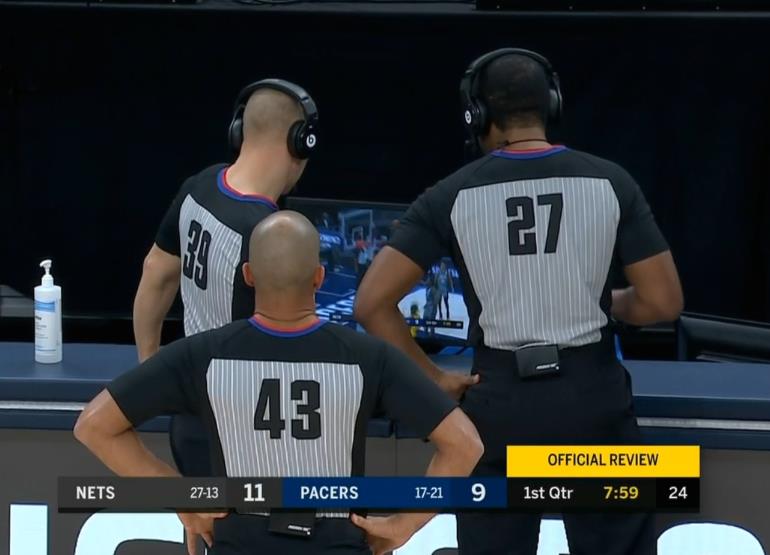 詹姆斯·哈登|爭議！哈登遭蓋帽狂人肘擊，裁判研究錄像決定，給予一級惡犯