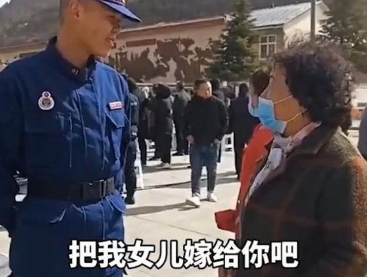 亚洲播报一姐 幸福来得太突然?“蓝朋友”执勤时意外收获,阿姨:“把我女儿嫁给你吧”