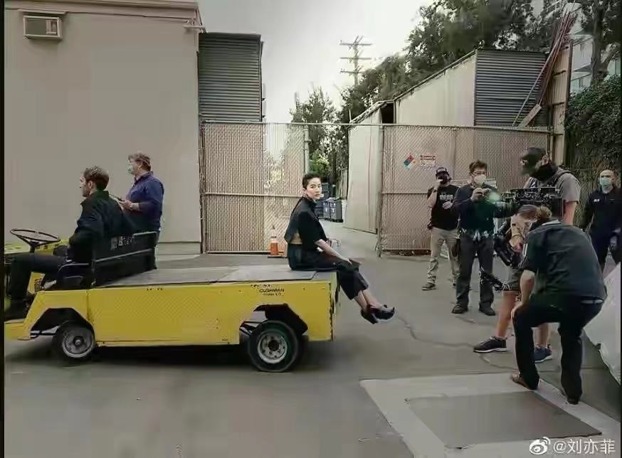 张馨予|33岁刘亦菲久违亮相！2万7西装搭贝雷帽变法式浪漫女孩，美回23岁